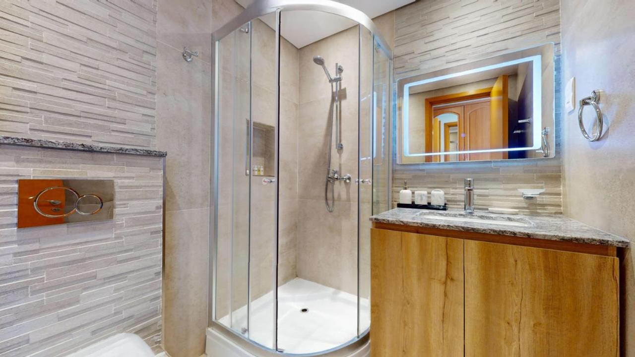 Vacationer Holiday Homes I Hidden Gem in Marina l 3 Bedroom I Yacht Views, Free Pool, Gym & Wi-Fi - 3