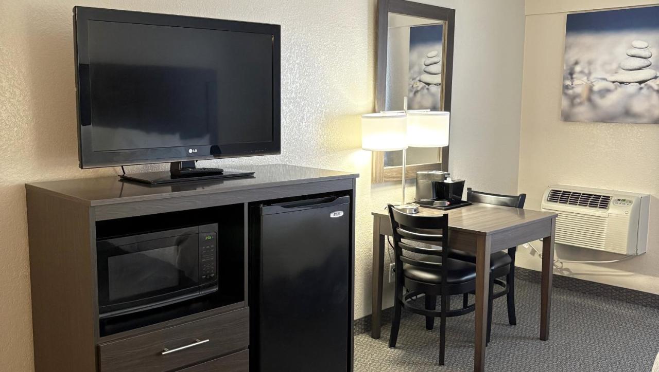 Magnuson Grand Pioneer Inn and Suites — photo 12