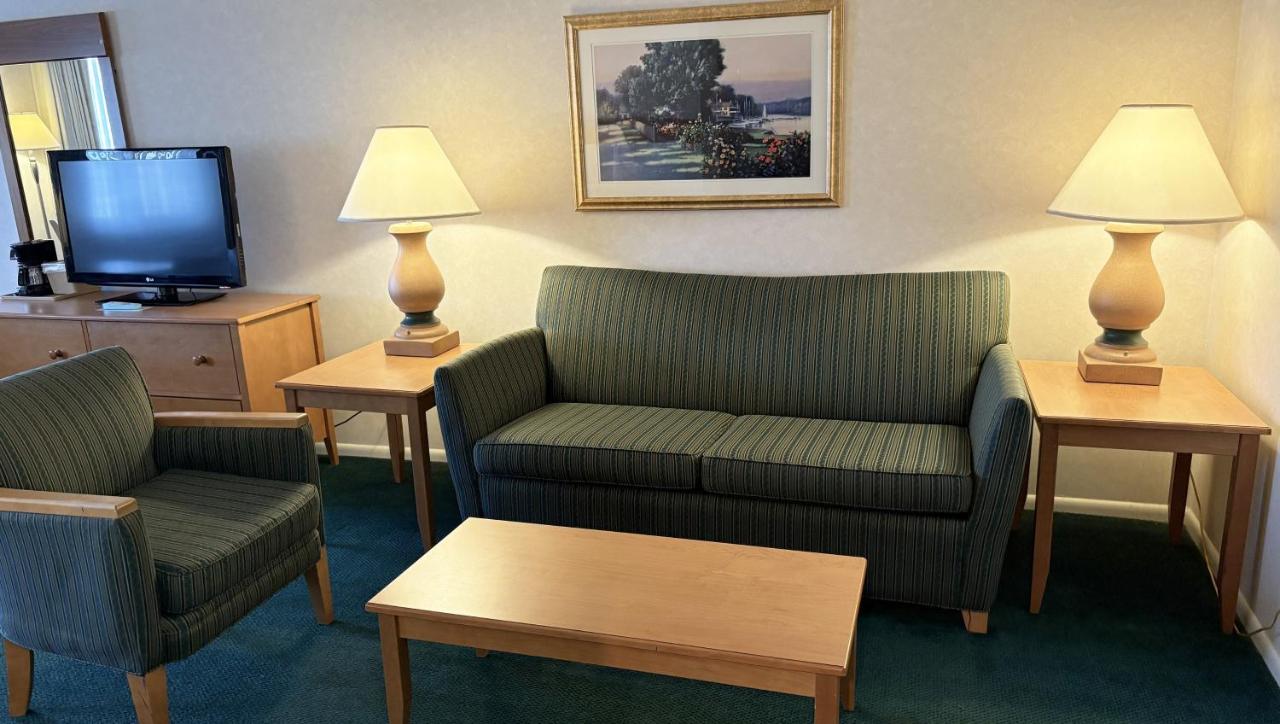 Magnuson Grand Pioneer Inn and Suites — photo 17