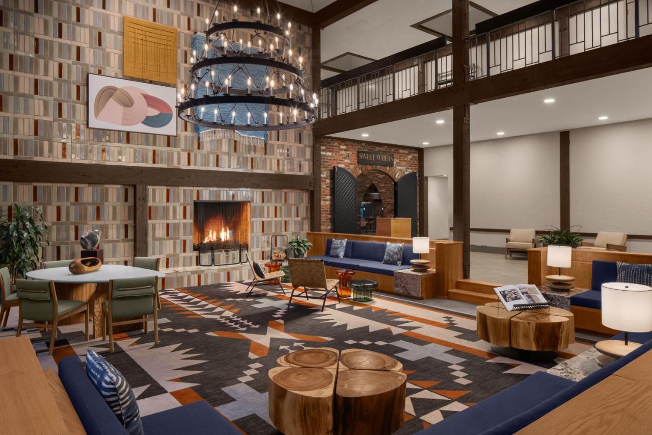Valley River Inn — photo 1