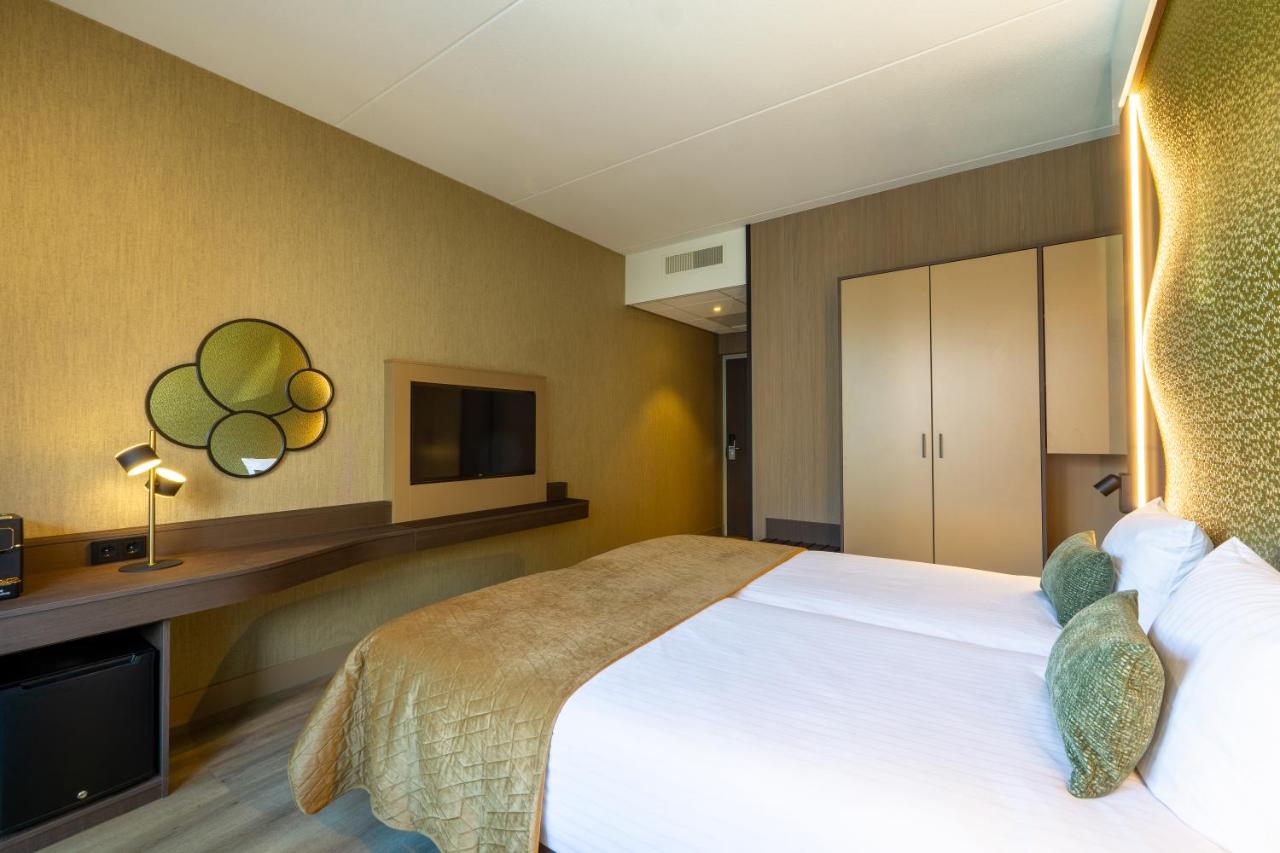 Een bed of bedden in een kamer bij Strandhotel Het Hoge Duin