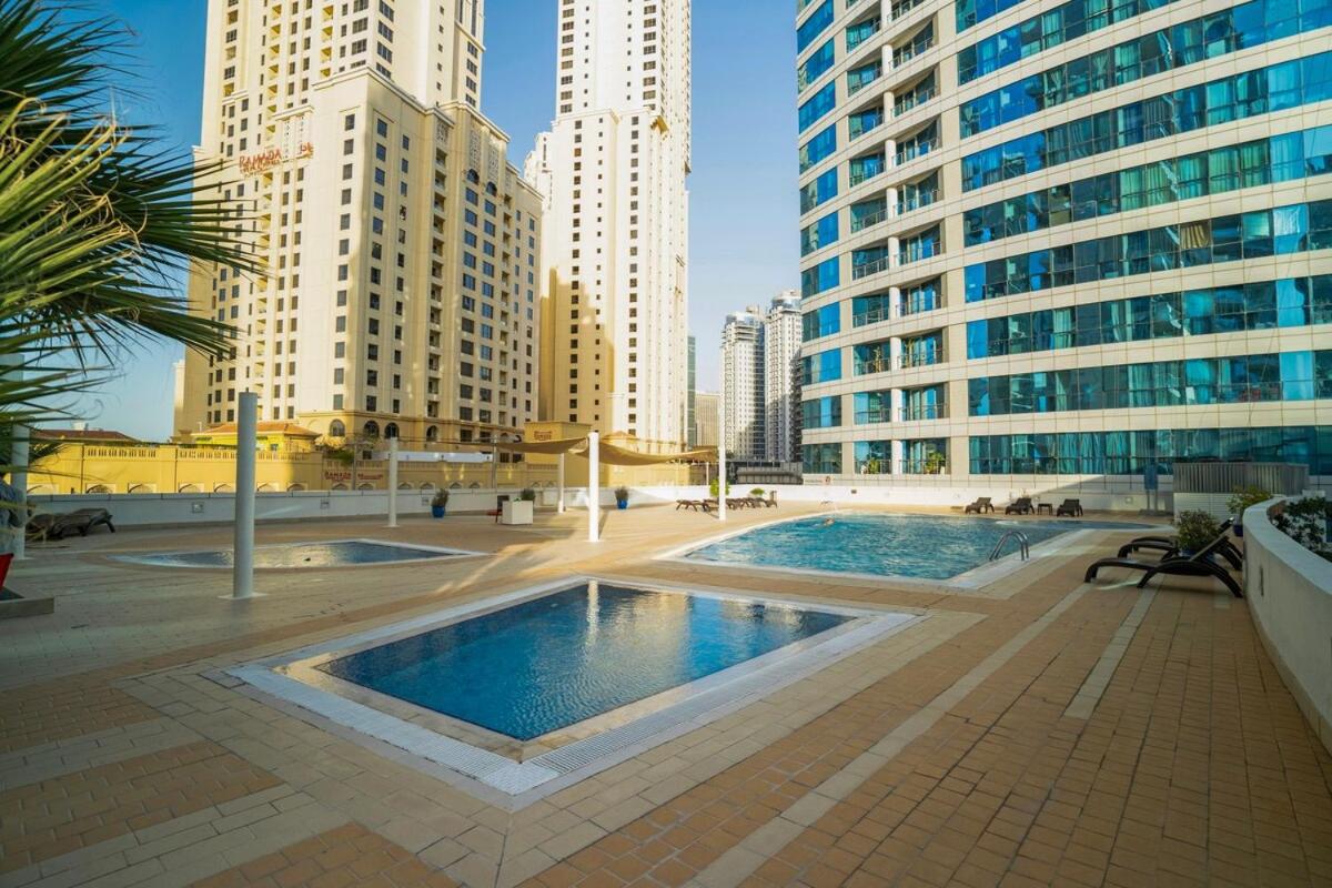 13 - Stylish Dorra Bay Family Apartment - Canal View & Pool Access - 4
