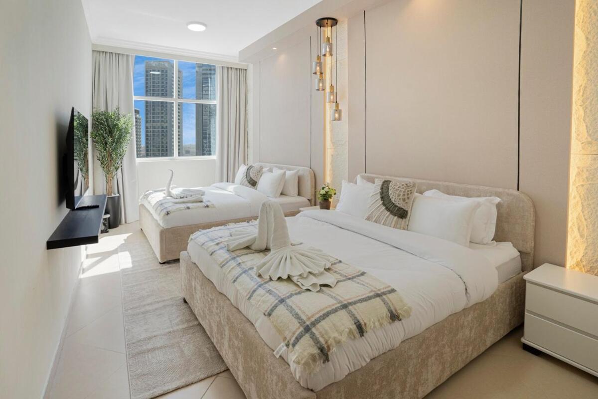 13 - Stylish Dorra Bay Family Apartment - Canal View & Pool Access