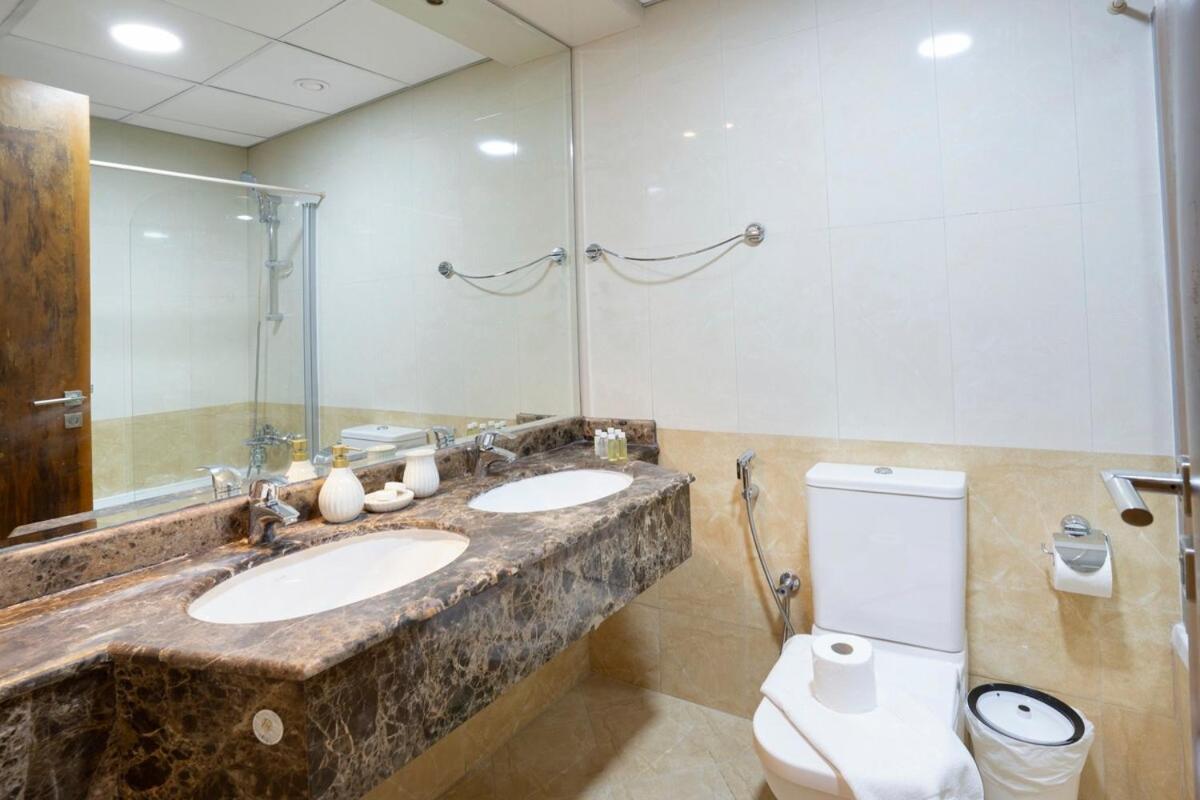 13 - Stylish Dorra Bay Family Apartment - Canal View & Pool Access - 3