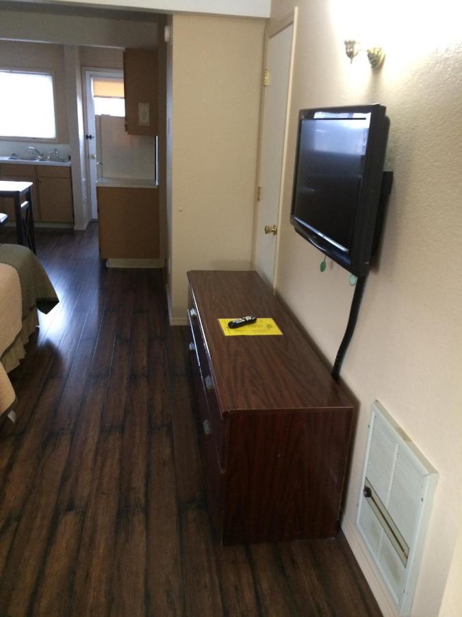 Townhouse Inn & Suites — photo 24