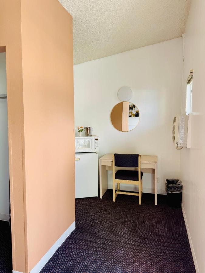 Foghorn Harbor Inn - 4