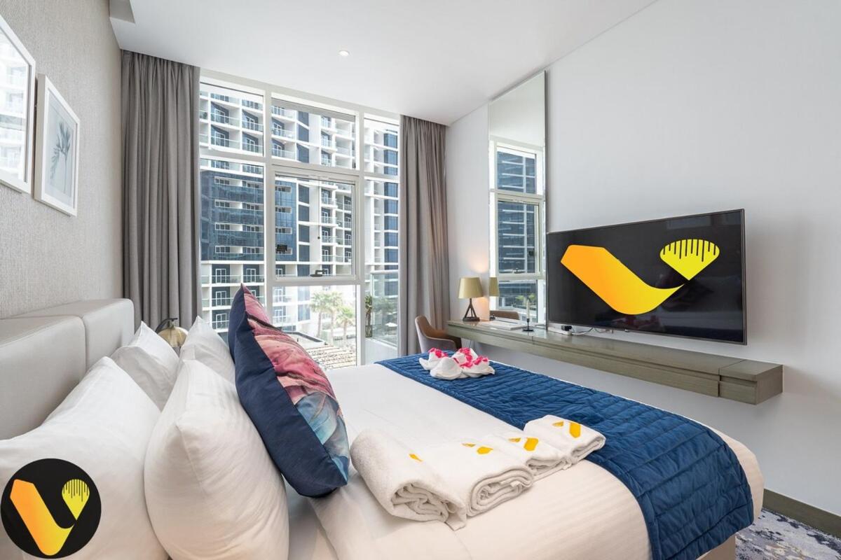 Vogue Vacation Homes, Business Bay Damac Maison Prive near Burj Khalifa and Dubai Mall, Studio Apartment with Canal and City View, Access to all Amenities - 2