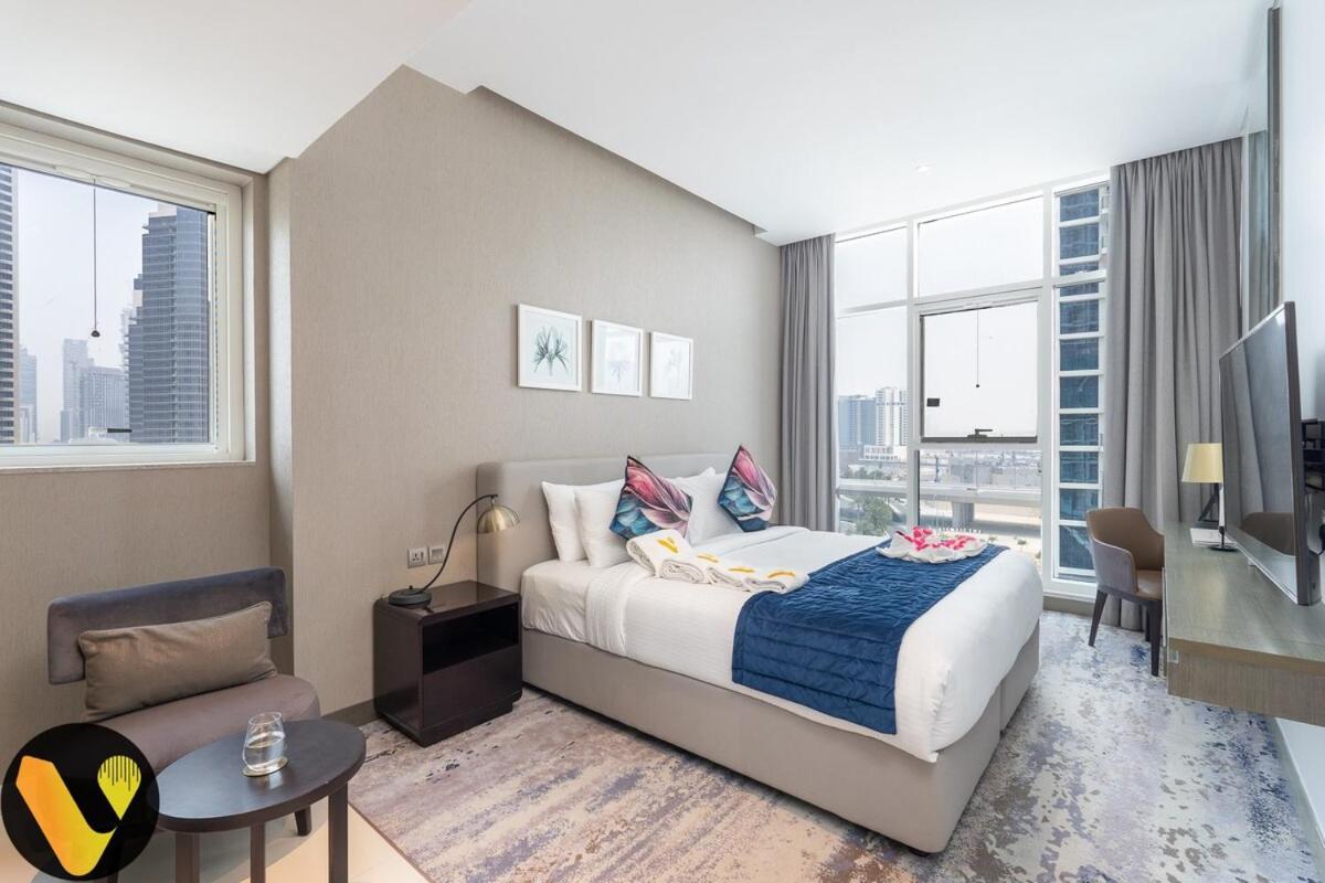 Vogue Vacation Homes, Business Bay Damac Maison Prive near Burj Khalifa and Dubai Mall, Studio Apartment with Canal and City View, Access to all Amenities - 4