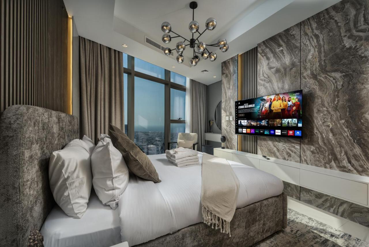 Dubai Scenic Infinity Pool with Burj Khalifa Views - 4