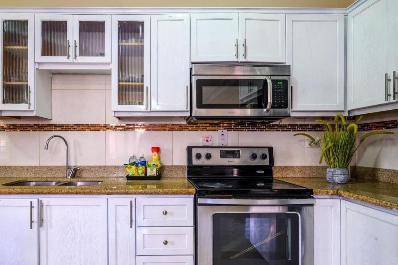 Townhouse Near AC Hotel - Pool - Kingston - 4