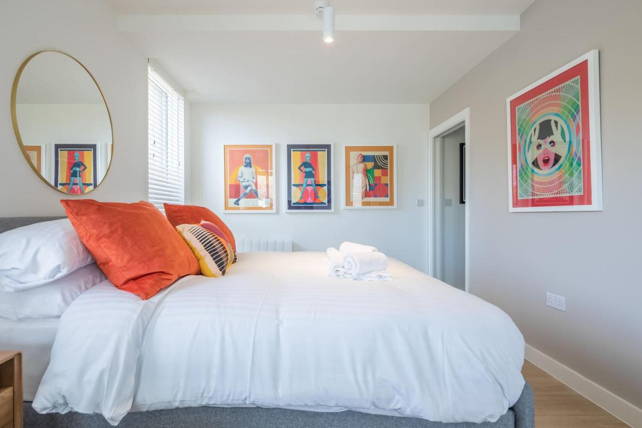 Luxury Central Apt Riverside Views & Parking - 2