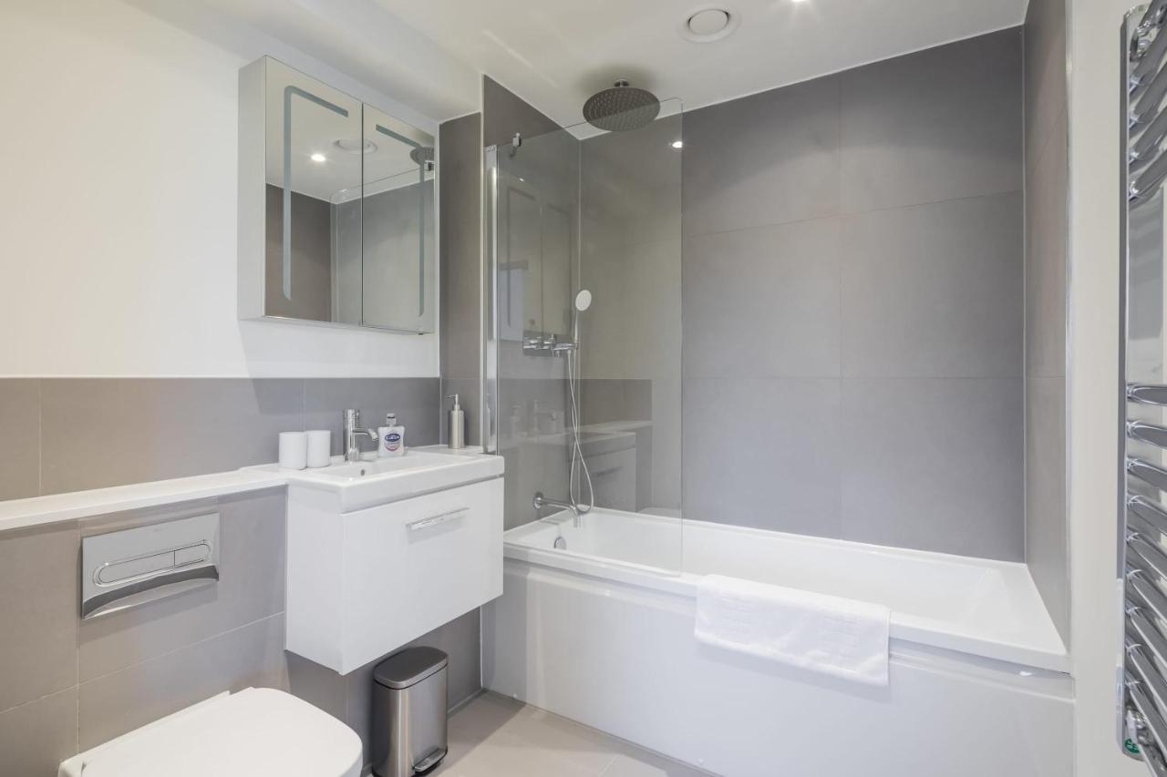 Luxury Central Apt Riverside Views & Parking - 3