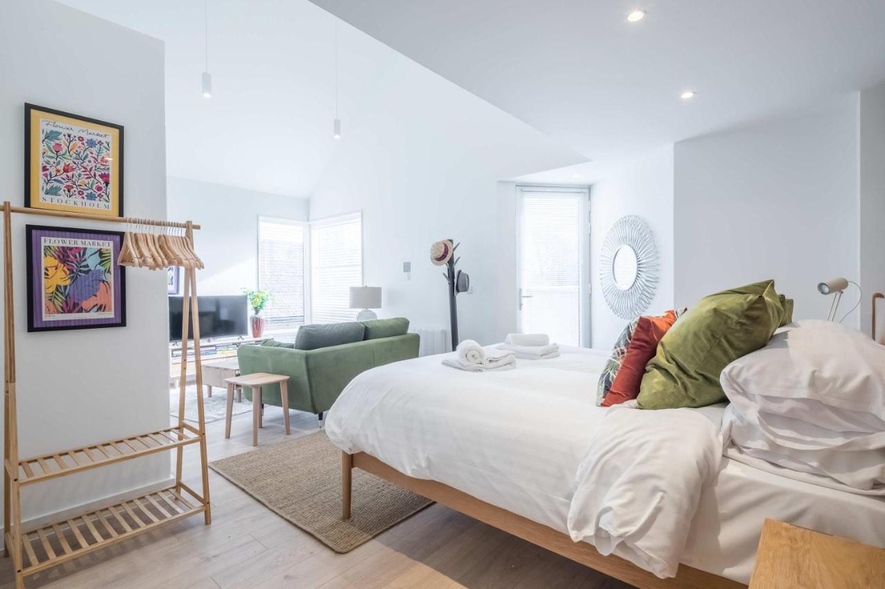 Stunning Central Apt - Balcony & Parking - 2