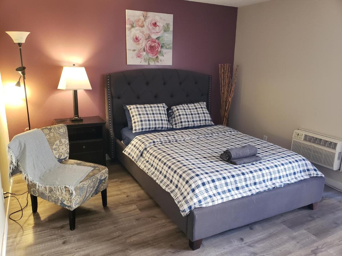 Beverly Hills Suite with Balcony