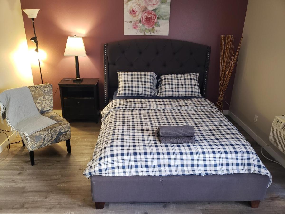 Beverly Hills Suite with Balcony - 4