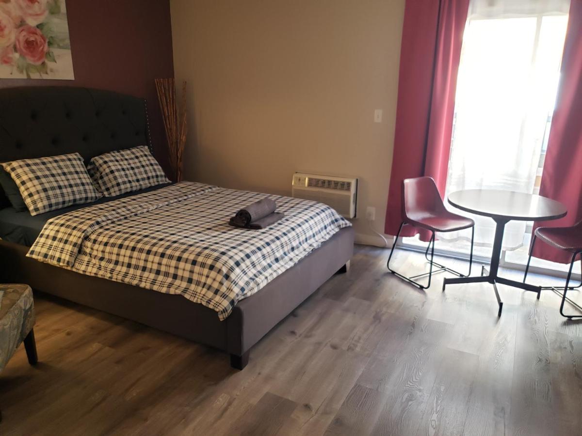 Beverly Hills Suite with Balcony - 5