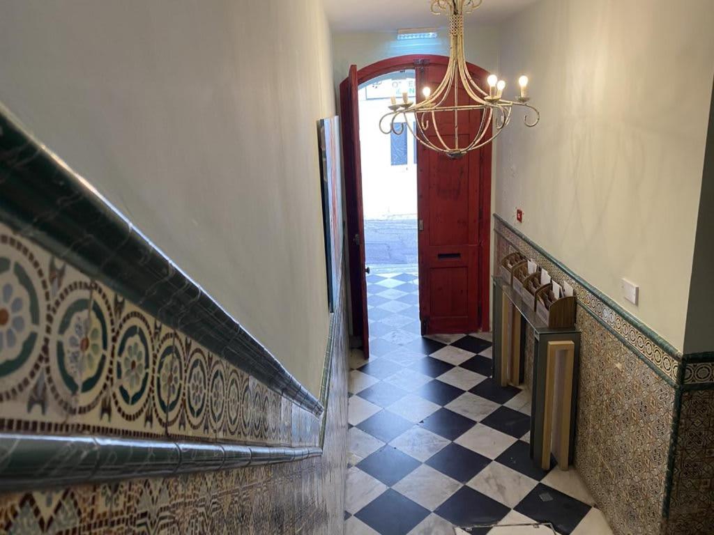 Bright and Lovely 1BR Penthouse in King Street