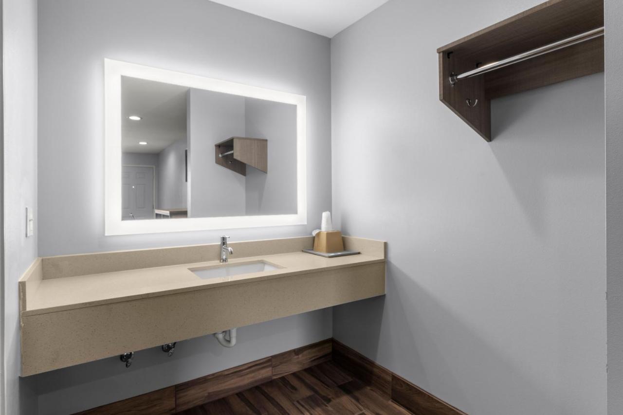 Express Inn & Suites Westwego — photo 23