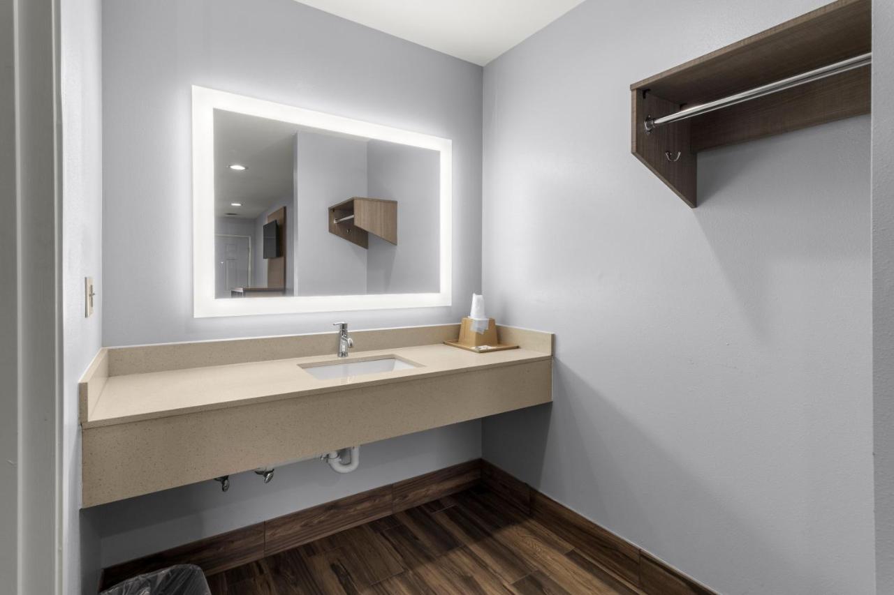 Express Inn & Suites Westwego — photo 14