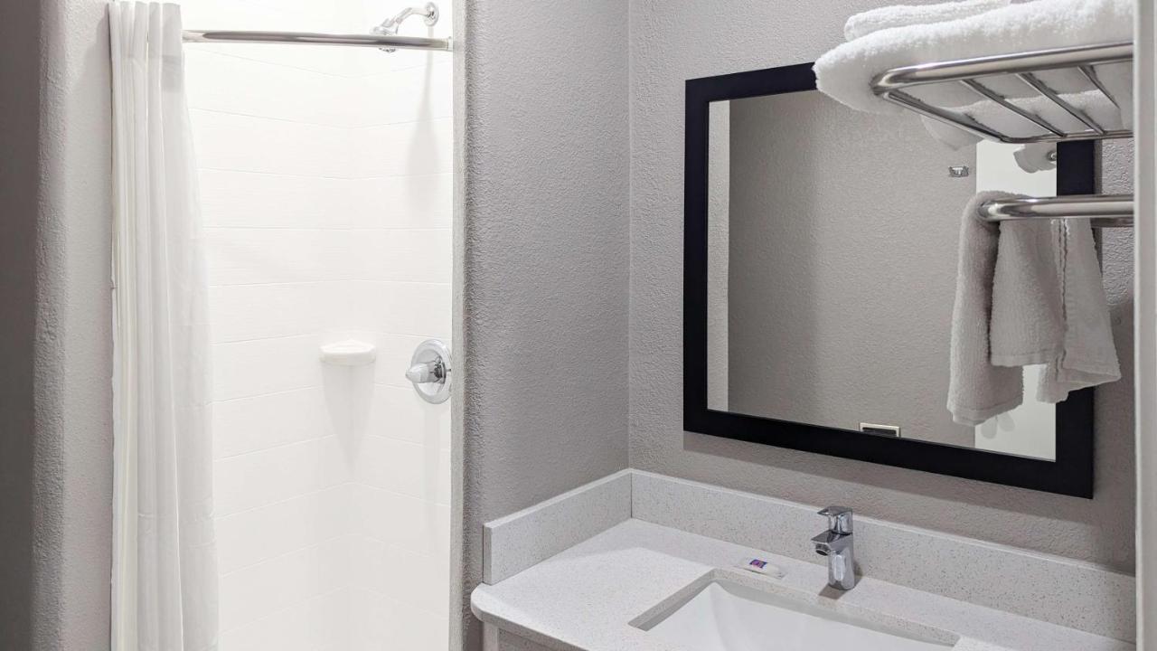 Six Flags Motel — photo 15