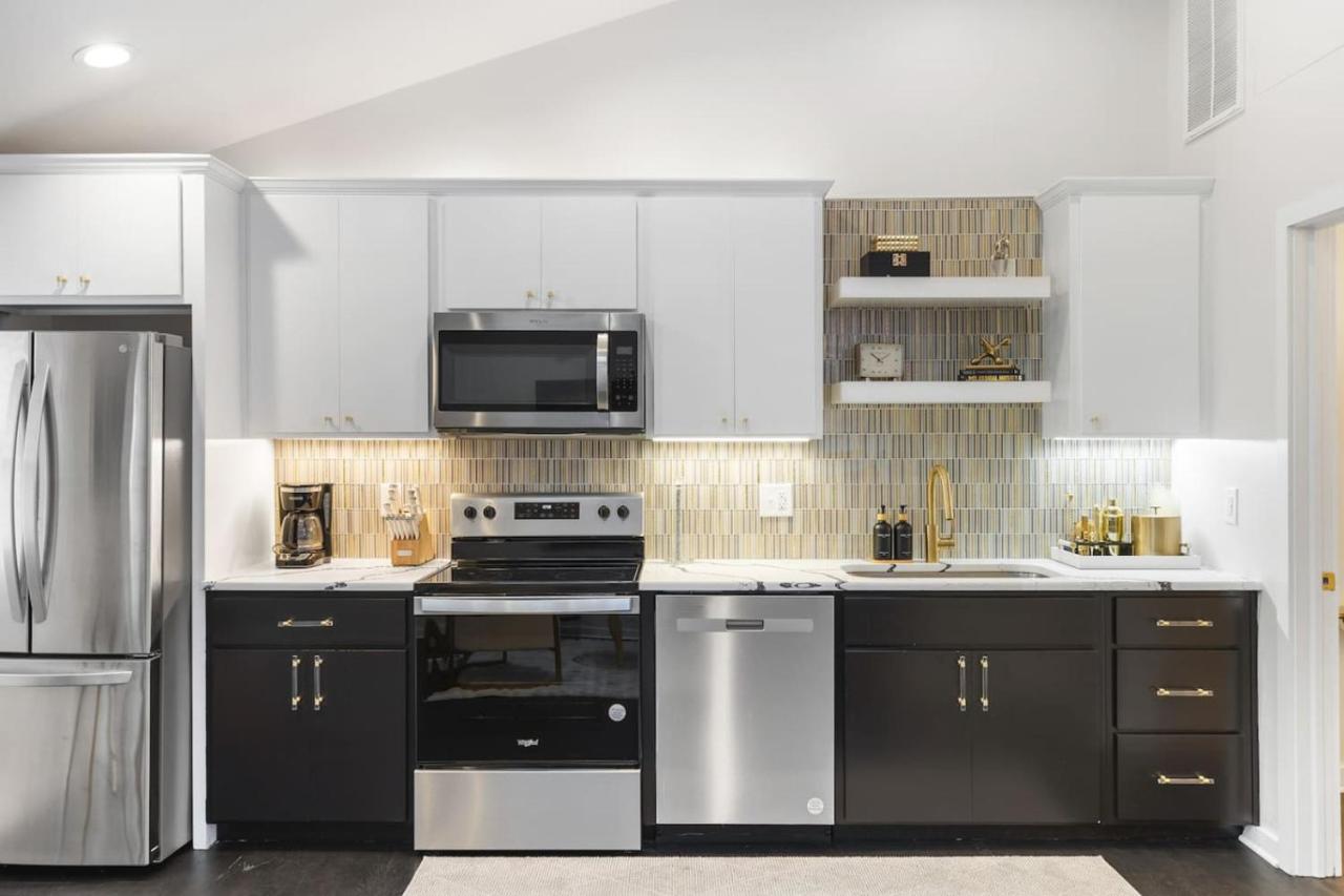 Vibrant Neon Condo Near Restaurants, Coffee and Bars - 2