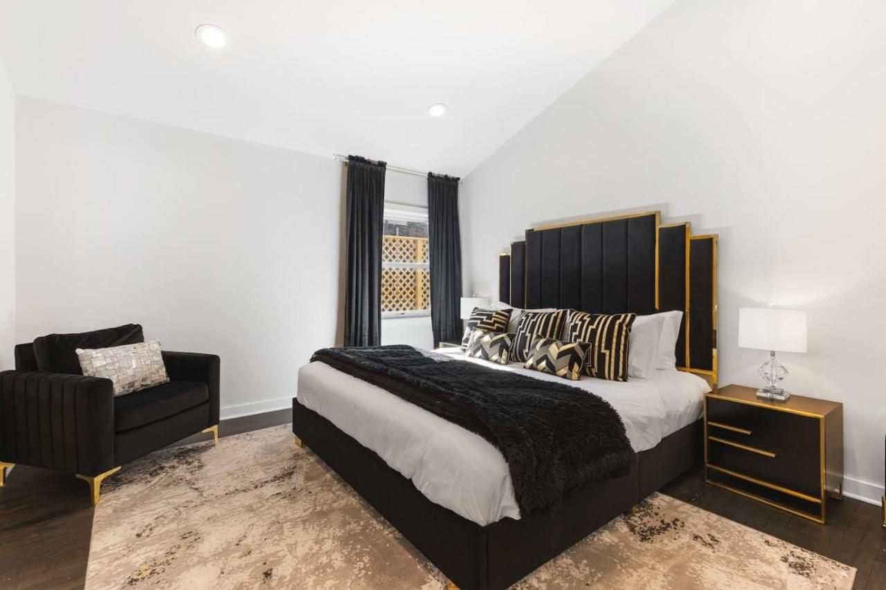 Vibrant Neon Condo Near Restaurants, Coffee and Bars - 3