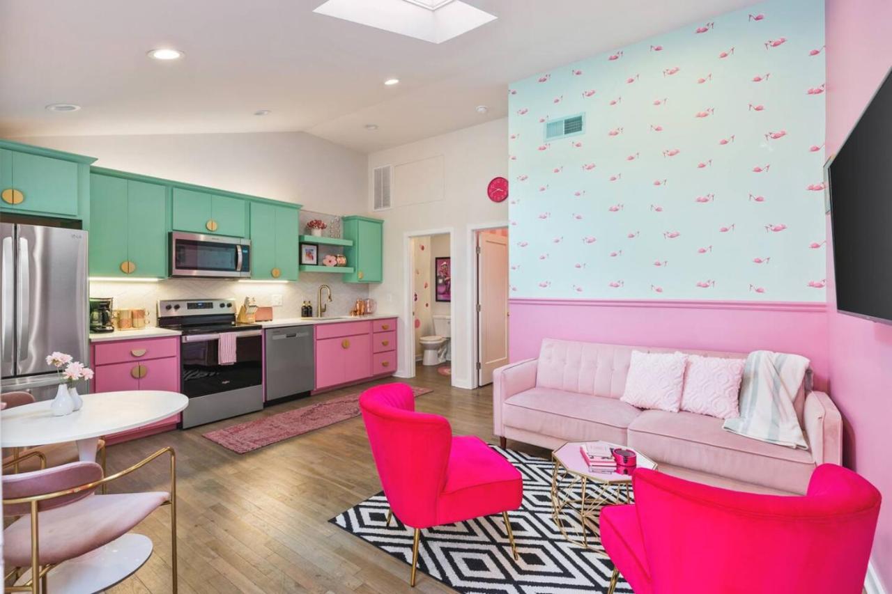 Barbie Dream Condo - Near Restaurants, Coffee and Bar
