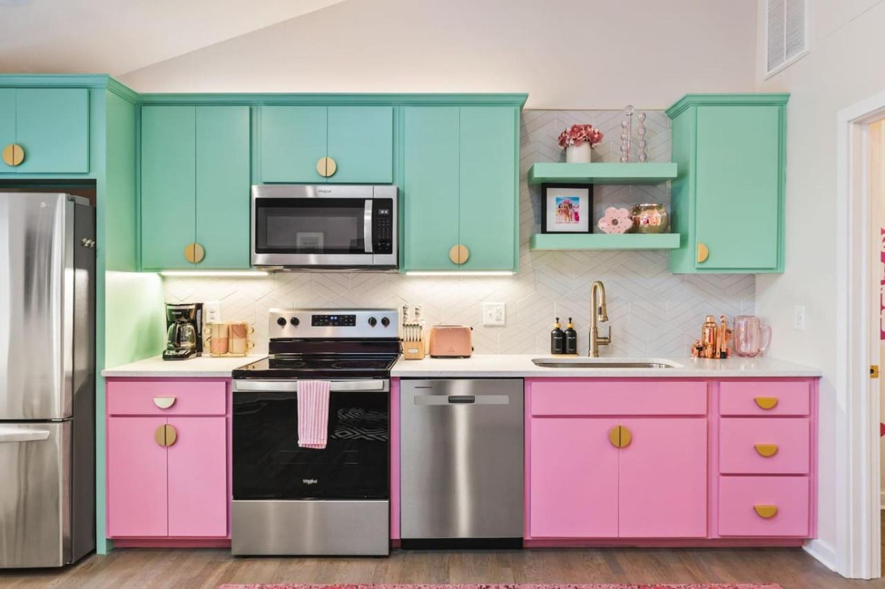 Barbie Dream Condo - Near Restaurants, Coffee and Bar - 2