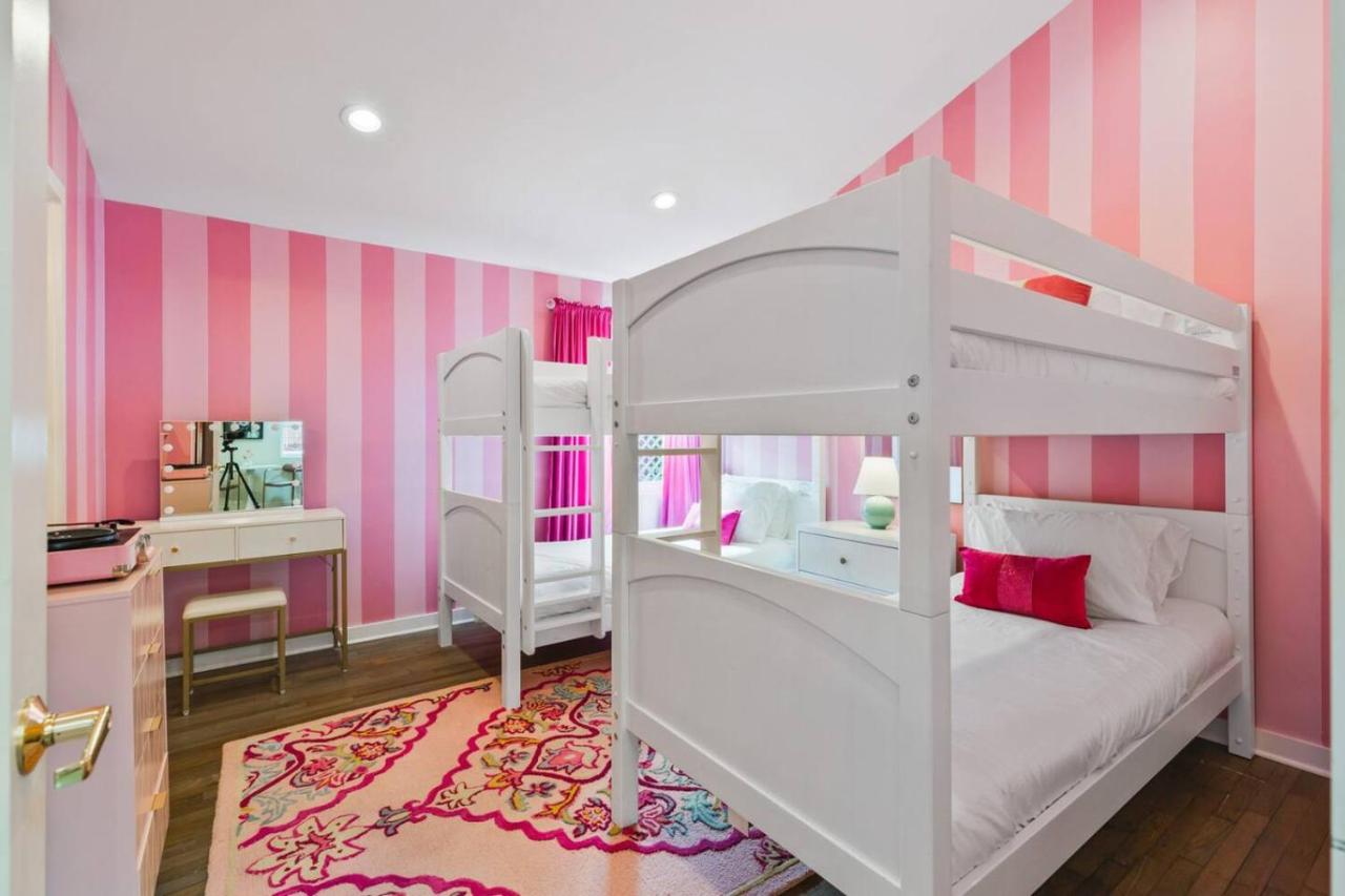 Barbie Dream Condo - Near Restaurants, Coffee and Bar - 3