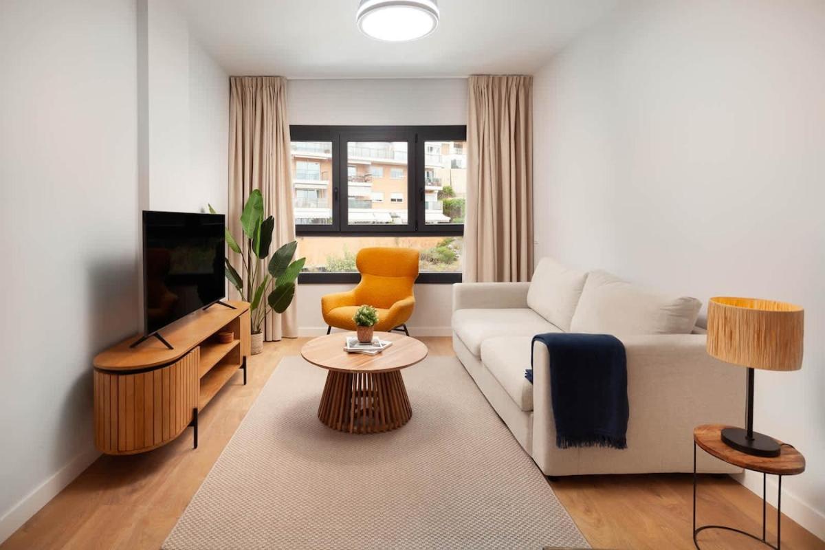 Your Sunny Retreat! Modern apt steps to the beach