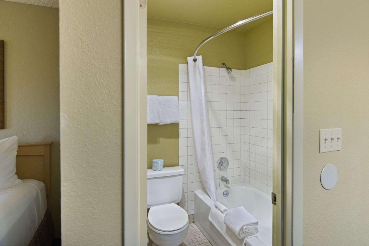 Oxnard Inn Lancaster — photo 15