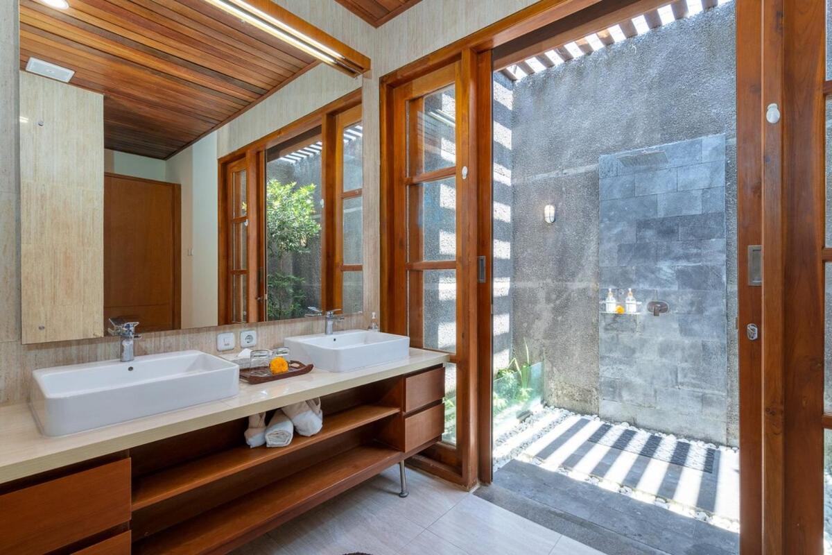 Casalola - 10 Min to Beach, Vast Villa with Pool & Garden View - 3