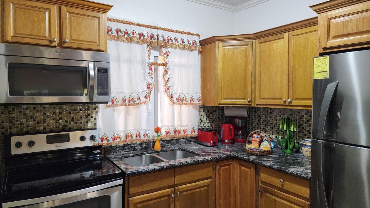 Central Upscale New Kingston Apt with pool - 2