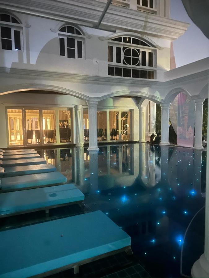 V20 Boutique Jacuzzi Hotel