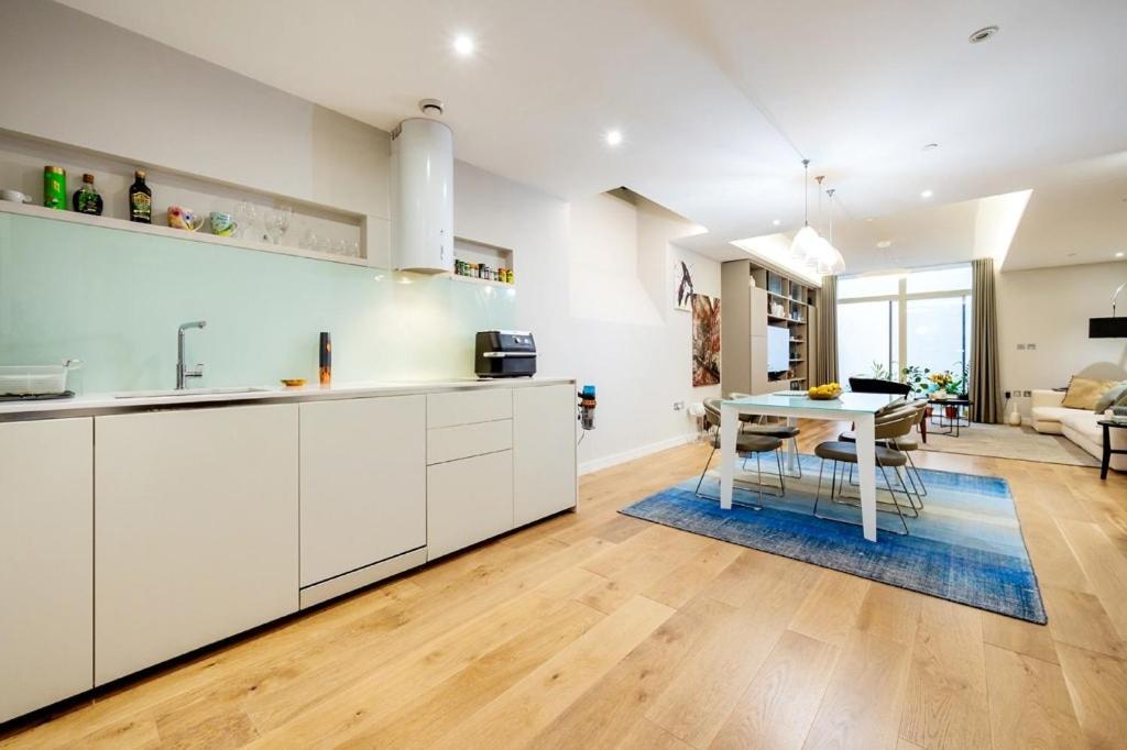 Three Bedroom, Leicester Square Duplex - 4
