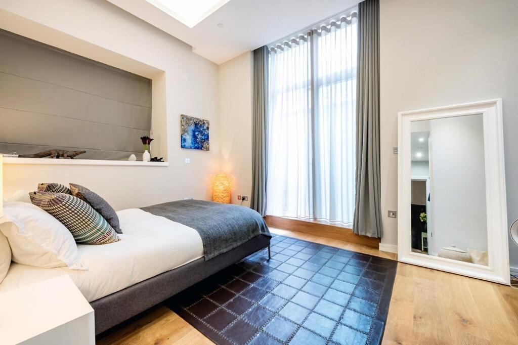 Three Bedroom, Leicester Square Duplex - 2