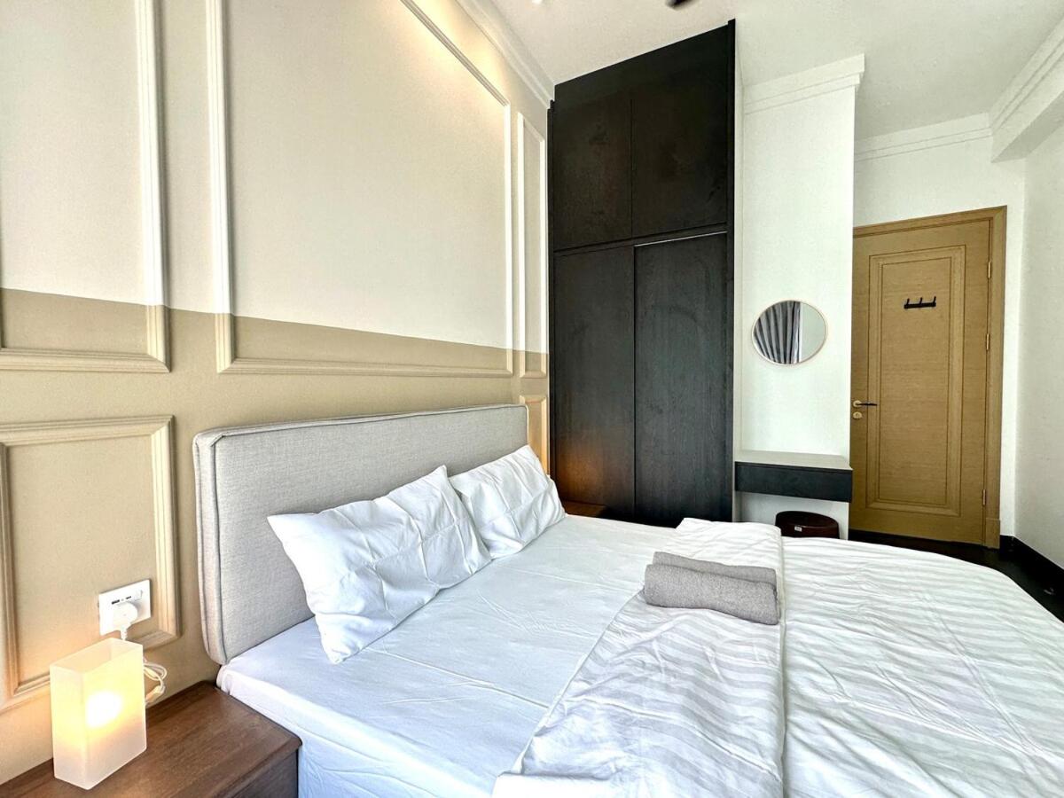 R&F Seaview Suite Walking to CIQ 2B2B - 4