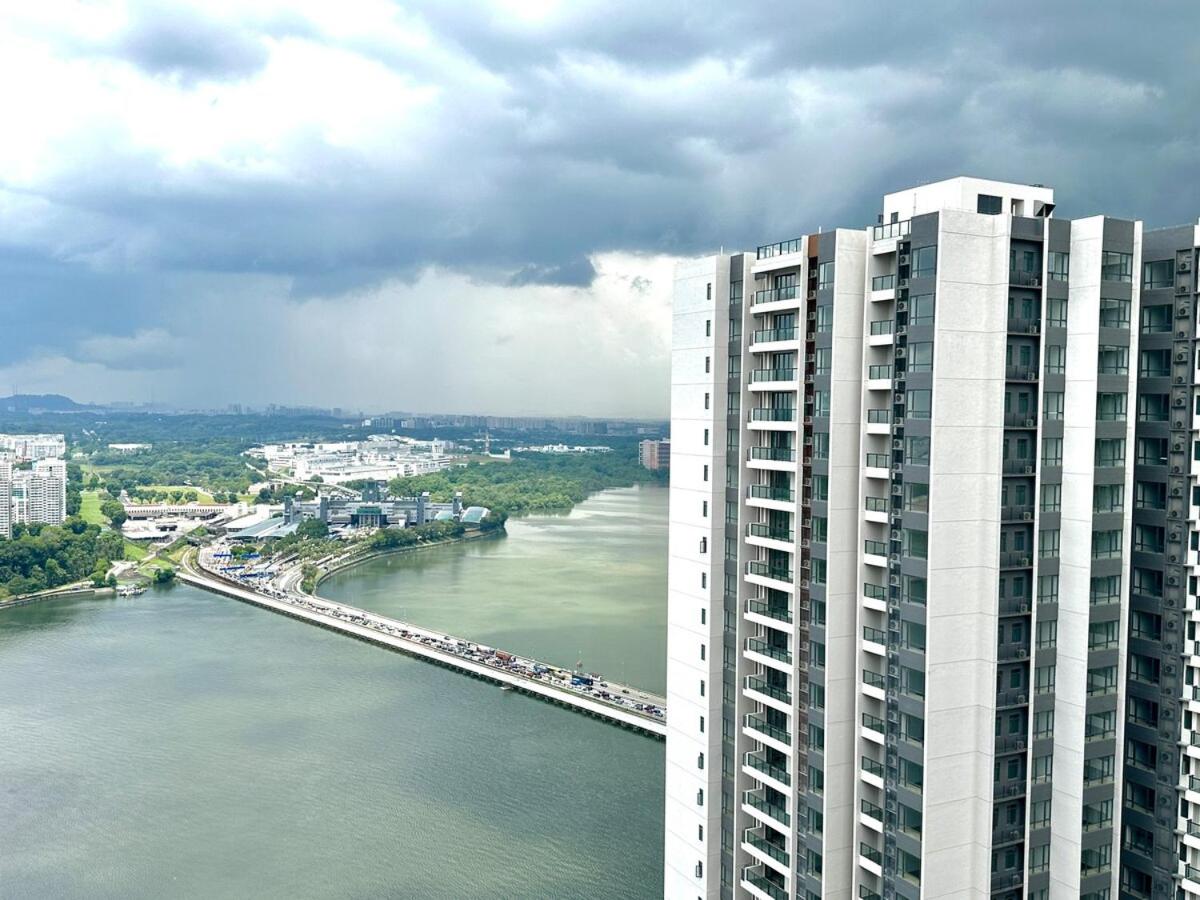 R&F Seaview Suite Walking to CIQ 2B2B - 2