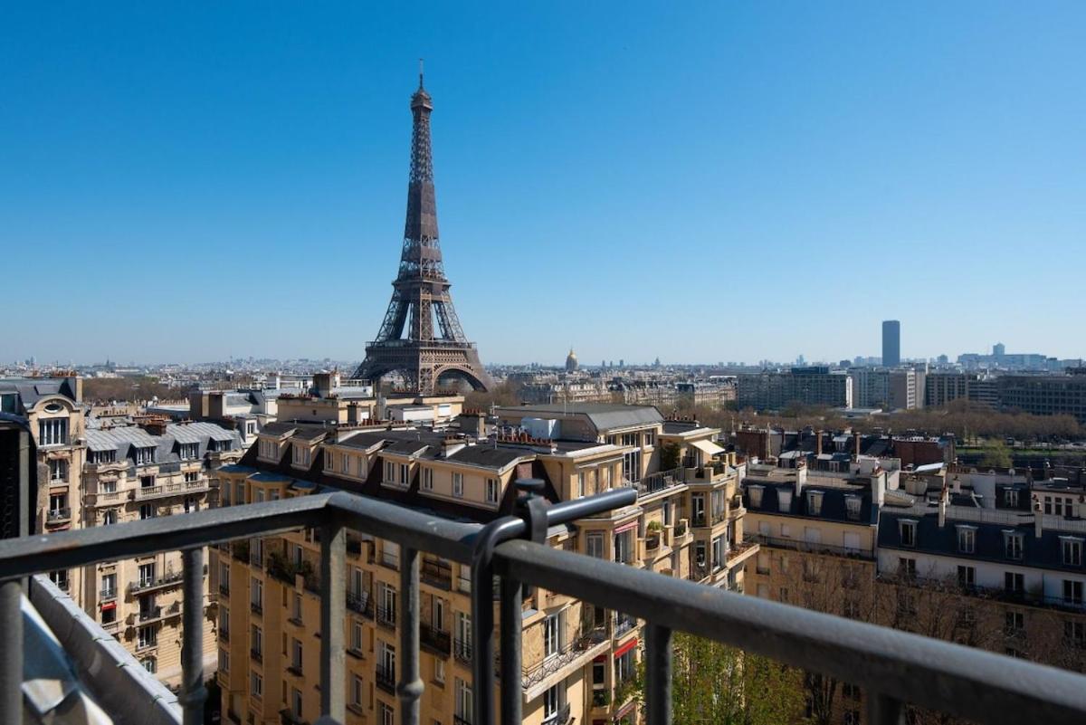 Studio Eiffel Tower view