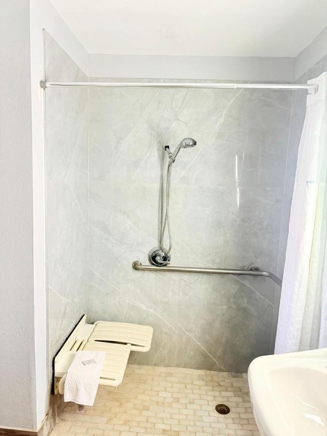VIP INN AND SUITES — photo 16