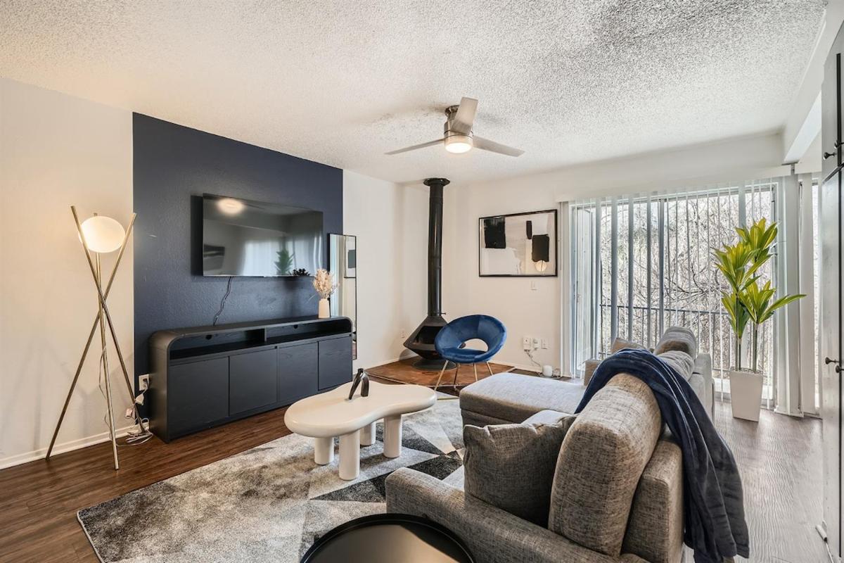 Your Modern King Suite Getaway - Sleeps 4 - Pool, Prkg
