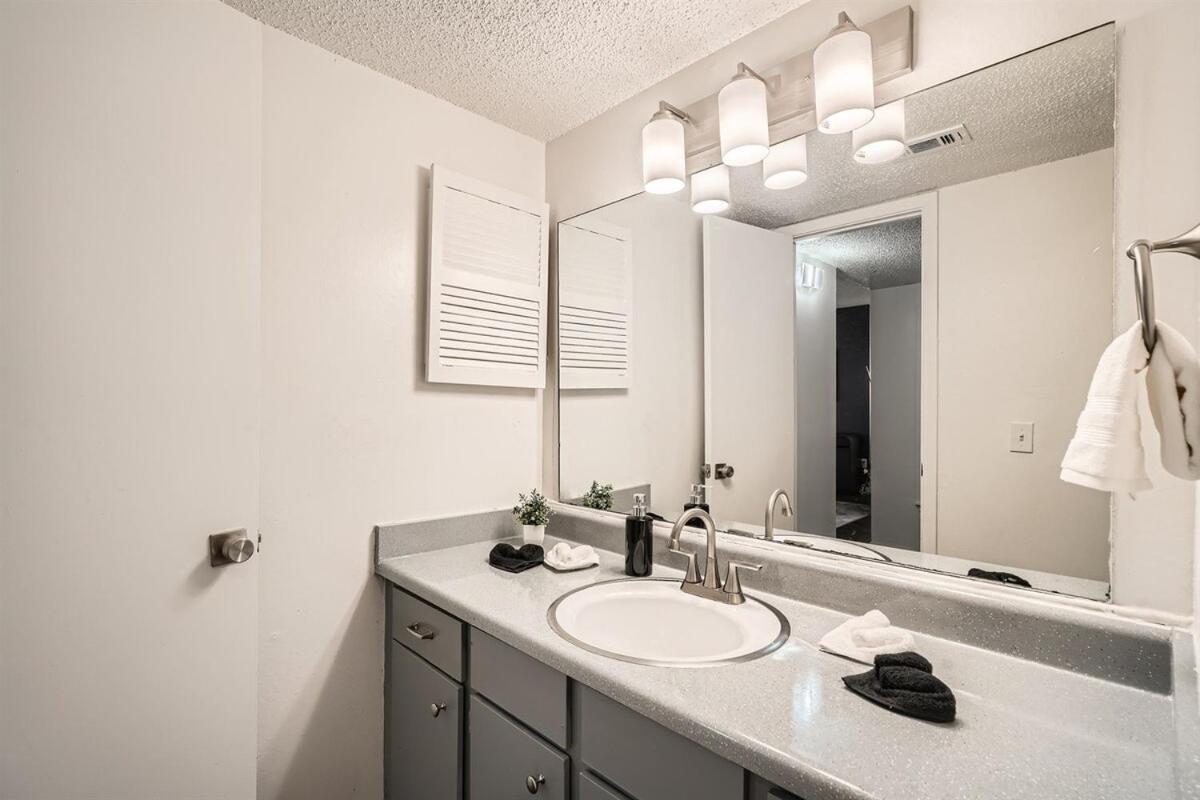 Your Modern King Suite Getaway - Sleeps 4 - Pool, Prkg - 3