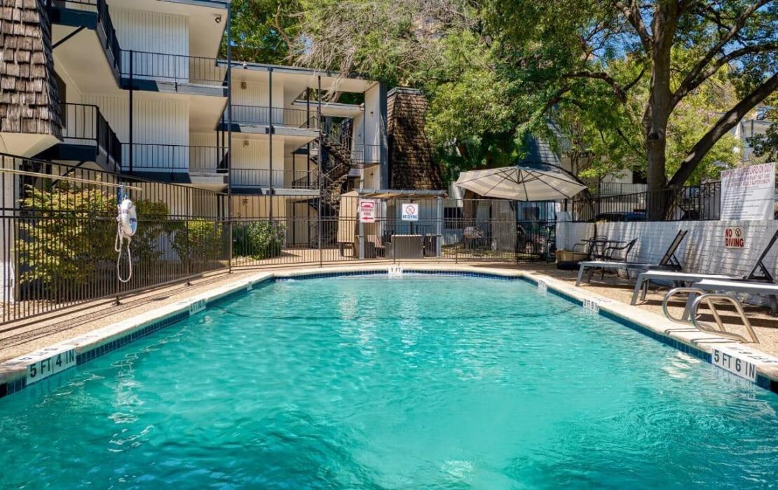 Your Airy King Suite Getaway - Sleeps 4 - Pool, Prkg - 4