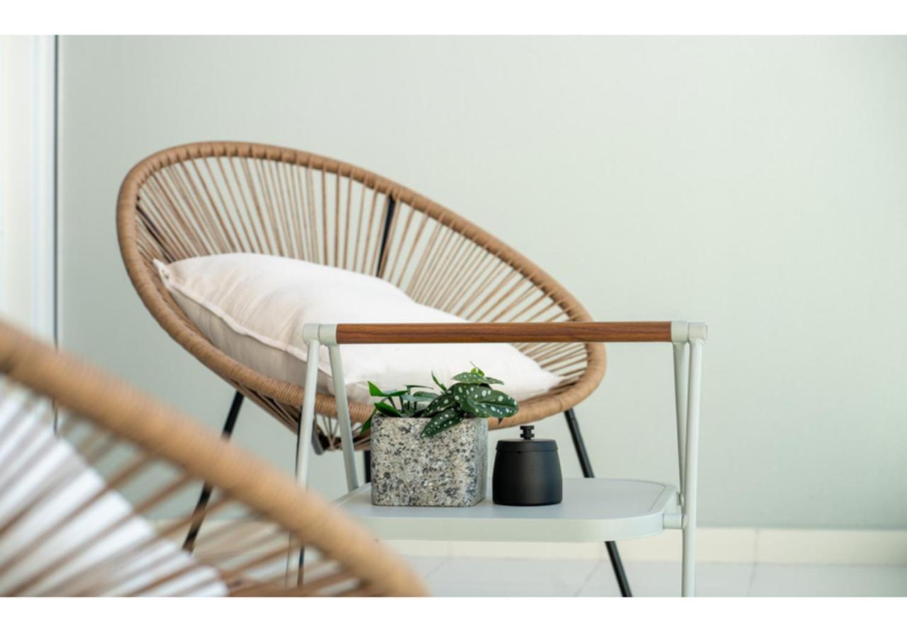 Keyrock - Lake-View Apartment at Reva Residences, Business Bay with Pool, Gym & Free Parking - 3