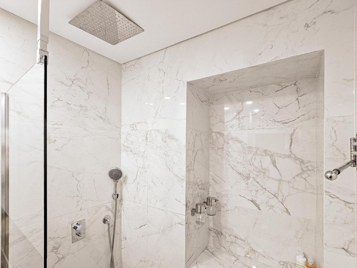 Like a typical Portuguese house with private patio - 2