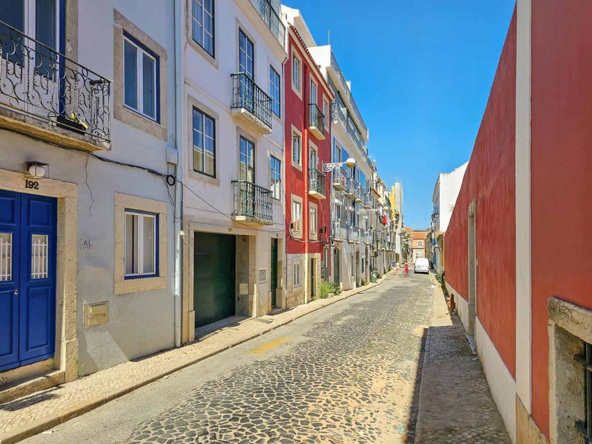 Like a typical Portuguese house with private patio - 3