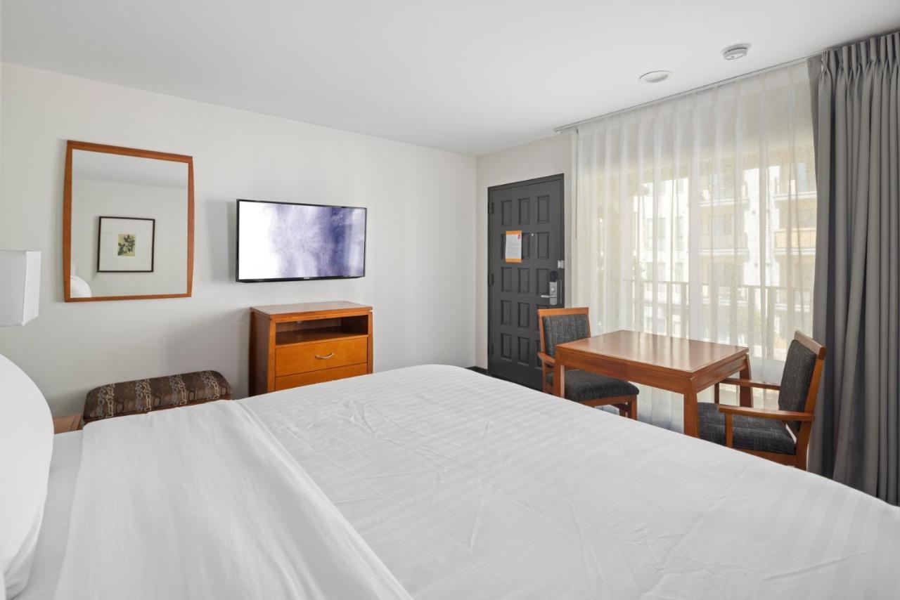 Vagabond Inn Glendale — photo 11