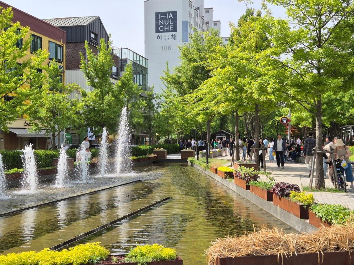 Hongik University Hot Place - Hongdae Yeonnam - Yeontrural Park 2 Min - cozy space emotional accommodation - dining room table for 8 people - 5