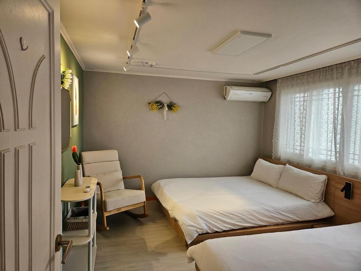 Hongik University Hot Place - Hongdae Yeonnam - Yeontrural Park 2 Min - cozy space emotional accommodation - dining room table for 8 people - 2