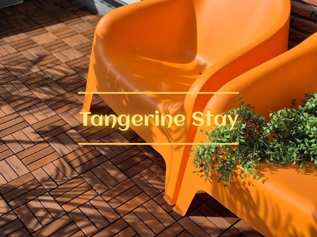 Hongik University Hot Place - Hongdae Yeonnam - Yeontrural Park 2 Min - cozy space emotional accommodation - dining room table for 8 people - 3